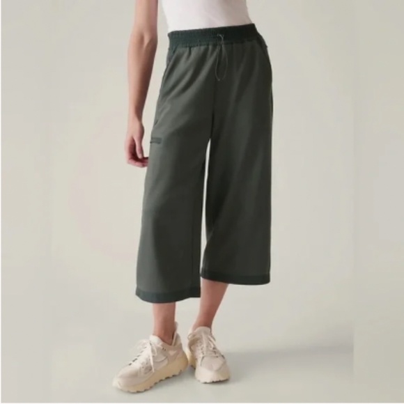 Athleta Pants - Athleta Triumph Hybrid Wide Crop Pant in Bali Green Sz S